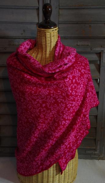 Invero Dreiecktuch Neele pink gewickelt, einhüllend auf Kleiderpuppe